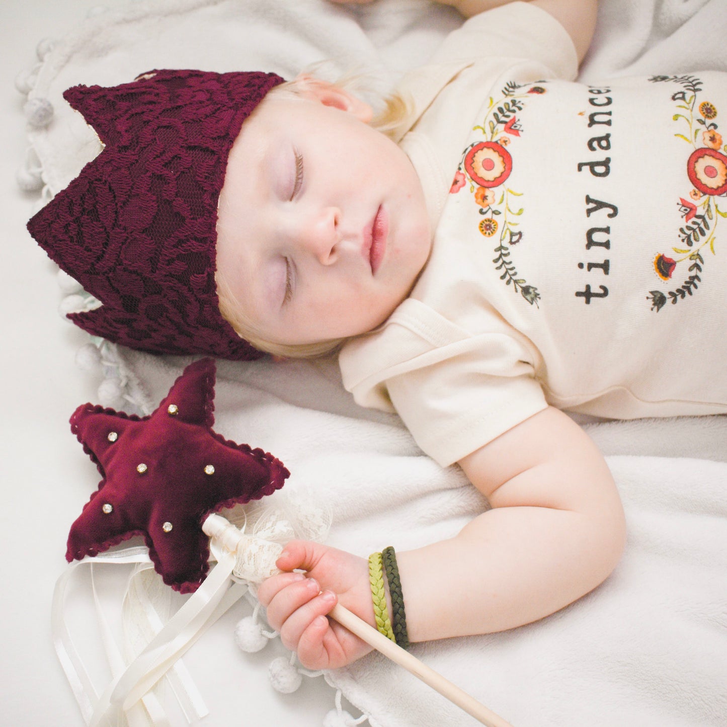 Perfect for little boys or little girls these essential oil diffusing bracelets are adjustable and come in over 25 colors! #essentialoildiffuser #kidsdiffuser #kidsessentialoilbracelet